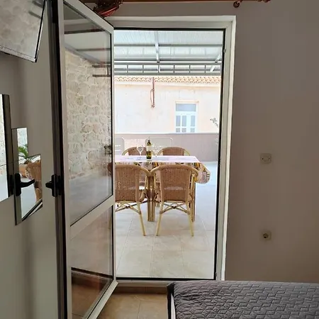 Turan Centrally Located With Free Parking Apartment Igrane