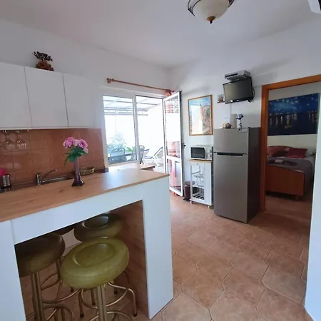 Turan Centrally Located With Free Parking Apartment Igrane